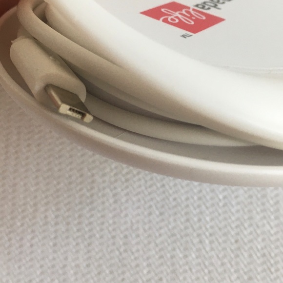 New Canada life Nebula Wireless Charging Pad with Integrated 2 In 1 Cable White - Picture 5 of 6